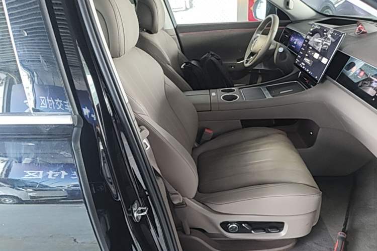 Used Hima AITO M7 2026 Model Range-Extending Ultra All-Wheel Drive 6-Seater Version Right Front Seat
