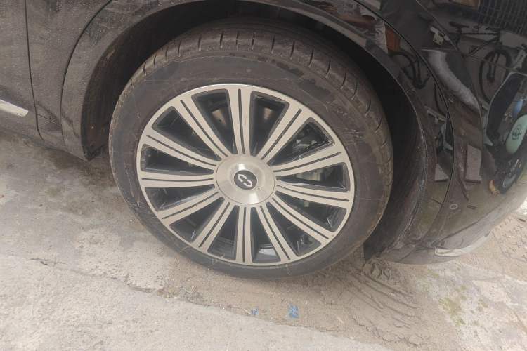 Used Hima AITO M7 2026 Model, Range-Extended Max Long-Range Version, 5 Seats Right Front Wheel Hub