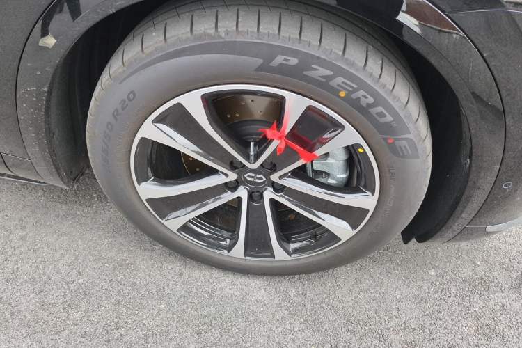 Used Hima AITO M7 2026 Model, Range-Extended Ultra Four-Wheel-Drive Version, 5 Seats (896-line LiDAR) Right Front Wheel Hub