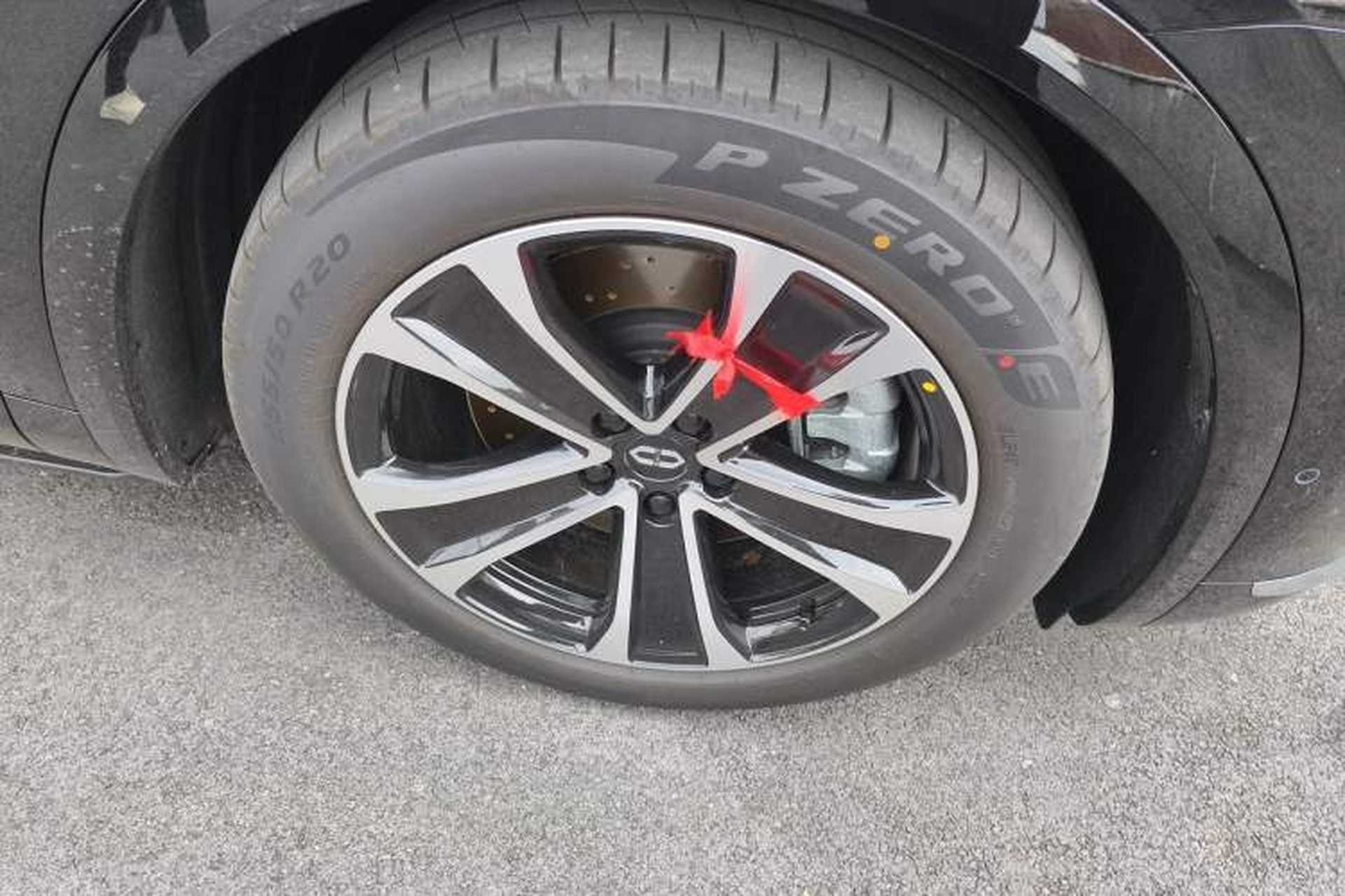 Used Hima AITO M7 2026 Model, Range-Extended Ultra Four-Wheel-Drive Version, 5 Seats (896-line LiDAR) Right Front Wheel Hub