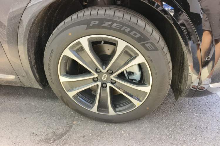 Used Hima AITO M7 2026 Model, Range-Extended Max Four-Wheel-Drive Version, 5 Seats (896-line LiDAR) Right Front Wheel Hub