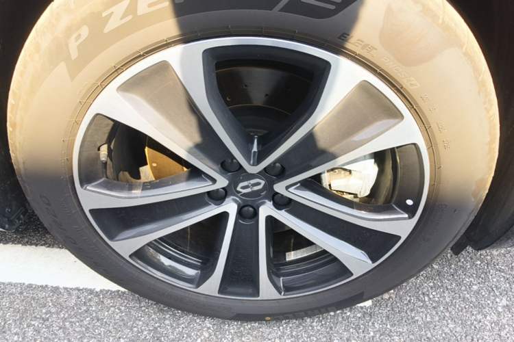 Used Hima AITO M7 2026 Model Range-Extending Max All-Wheel Drive 6-Seater Version Right Front Wheel Hub