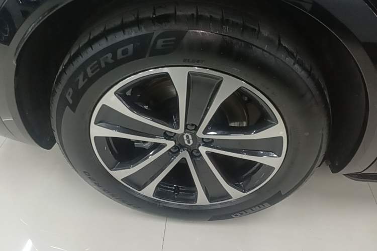 Used Hima AITO M7 2026 Model Range-Extending Max All-Wheel Drive 6-Seater Version Right Rear Wheel Hub