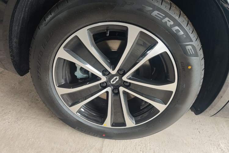 Used Hima AITO M7 2026 Model, Range-Extended Max Long-Range Version, 5 Seats Right Rear Wheel Hub
