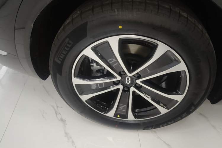 Used Hima AITO M7 2026 Model, Range-Extended Max Long-Range Version, 5 Seats (896-line LiDAR) Right Rear Wheel Hub