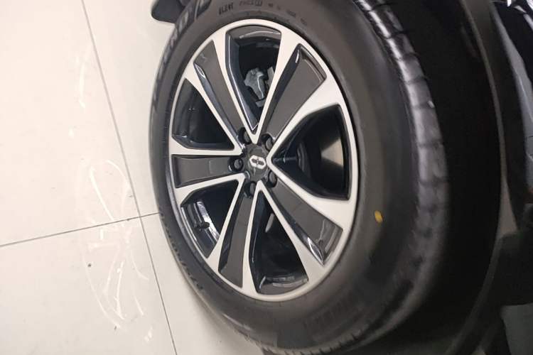 Used Hima AITO M7 2026 Model Range-Extending Pro+ All-Wheel Drive 5-Seater Version Right Rear Wheel Hub