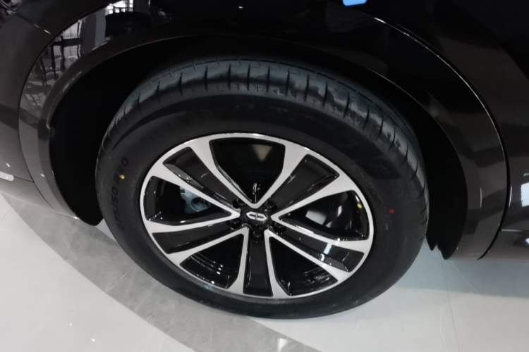 Used Hima AITO M7 2026 Model Pure-Electric Max Long-Range Edition, 6-seater (896-line LiDAR) Right Rear Wheel Hub