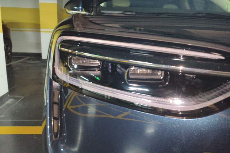 Used Hima AITO M7 2026 Model Range-Extending Max All-Wheel Drive 6-Seater Version Right Front Headlight