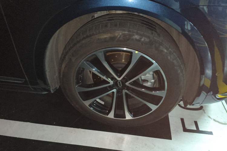 Used Hima AITO M7 2026 Model Range-Extending Max All-Wheel Drive 6-Seater Version Right Front Wheel Hub