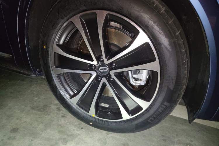 Used Hima AITO M7 2026 Model Range-Extending Max All-Wheel Drive 5-Seater Version Right Front Wheel Hub