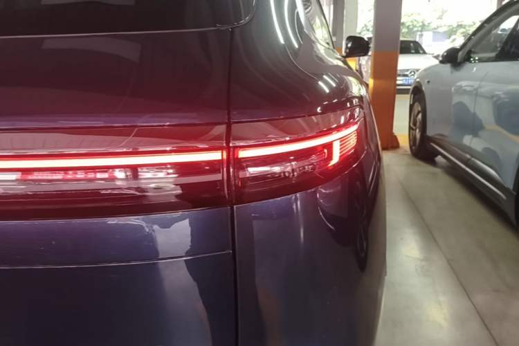 Used Hima AITO M7 2026 Model Range-Extending Max All-Wheel Drive 6-Seater Version Right Rear Taillight
