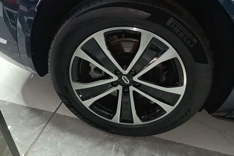 Used Hima AITO M7 2026 Model Range-Extending Pro+ All-Wheel Drive 5-Seater Version Right Rear Wheel Hub
