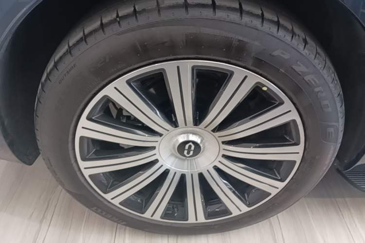 Used Hima AITO M7 2026 Model Range-Extending Ultra All-Wheel Drive 5-Seater Version Right Rear Wheel Hub