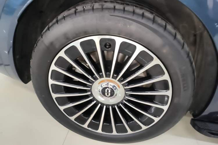 Used Hima AITO M7 2026 Model Range-Extending Max All-Wheel Drive 6-Seater Version Right Rear Wheel Hub