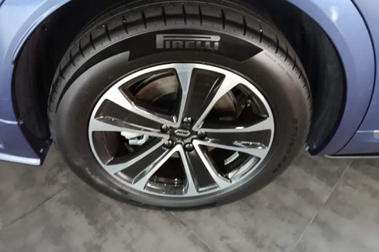 Used Hima AITO M7 2026 Model Range-Extending Ultra All-Wheel Drive 5-Seater Version Right Rear Wheel Hub