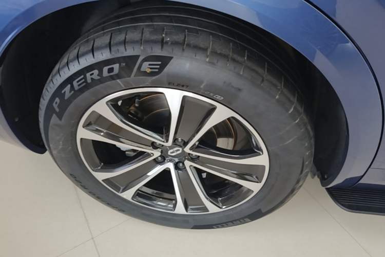 Used Hima AITO M7 2026 Model Range-Extending Ultra All-Wheel Drive 5-Seater Version Right Rear Wheel Hub