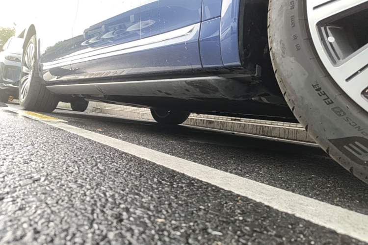 Used Hima AITO M7 2026 Model Range-Extending Ultra All-Wheel Drive 6-Seater Version Right Side Sill