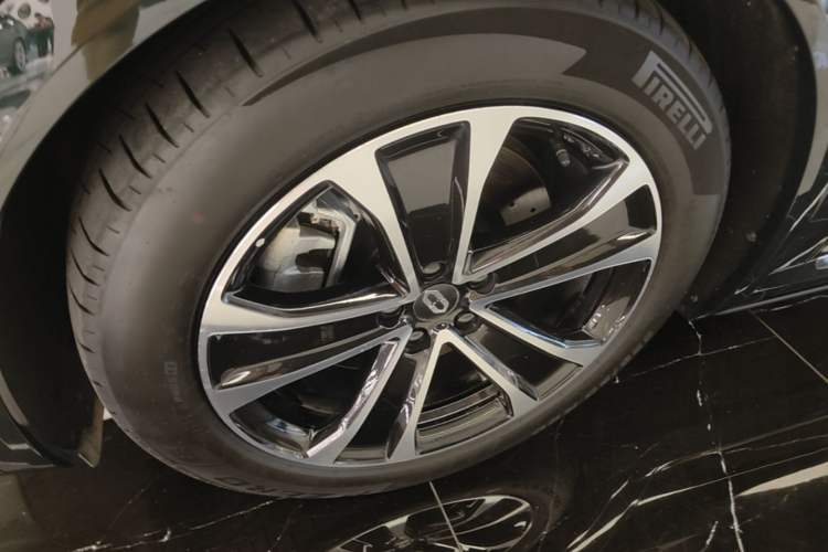 Used Hima AITO M7 2026 Model Range-Extending Max All-Wheel Drive 5-Seater Version Left Front Wheel Hub