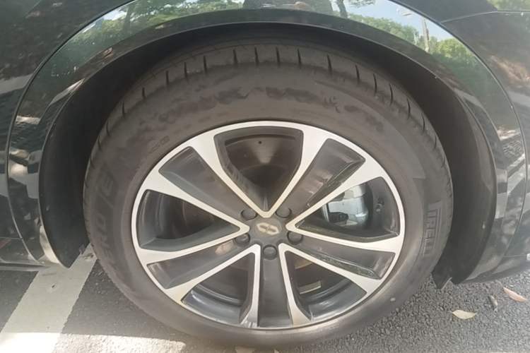 Used Hima AITO M7 2026 Model Range-Extending Max All-Wheel Drive 5-Seater Version Right Front Wheel Hub