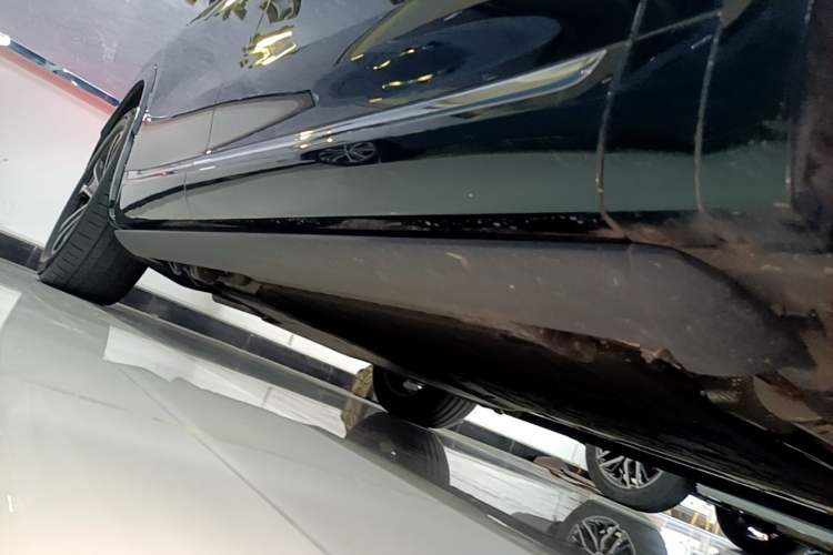 Used Hima AITO M7 2026 Model Range-Extending Ultra All-Wheel Drive 5-Seater Version Right Side Sill