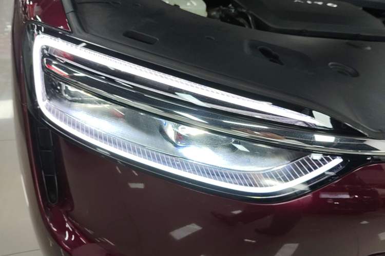 Used Hima AITO M7 2026 Model Range-Extending Ultra All-Wheel Drive 5-Seater Version Right Front Headlight