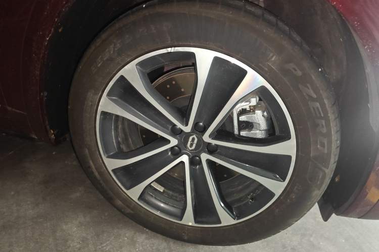 Used Hima AITO M7 2026 Model Range-Extended Max Long-Range Edition, 6-seater (896-line LiDAR) Right Front Wheel Hub