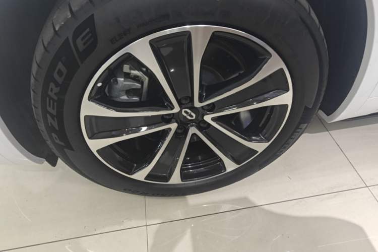 Used Hima AITO M7 2026 Model Range-Extending Max All-Wheel Drive 6-Seater Version Left Front Wheel Hub