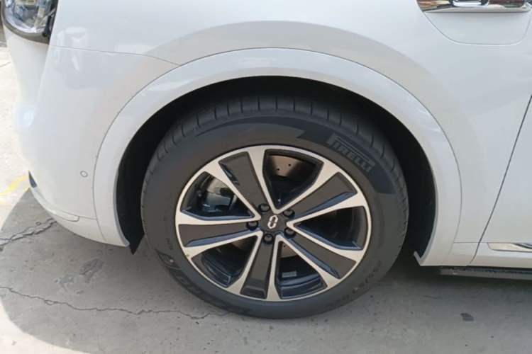 Used Hima AITO M7 2026 Model Range-Extending Pro+ All-Wheel Drive 5-Seater Version Left Front Wheel Hub