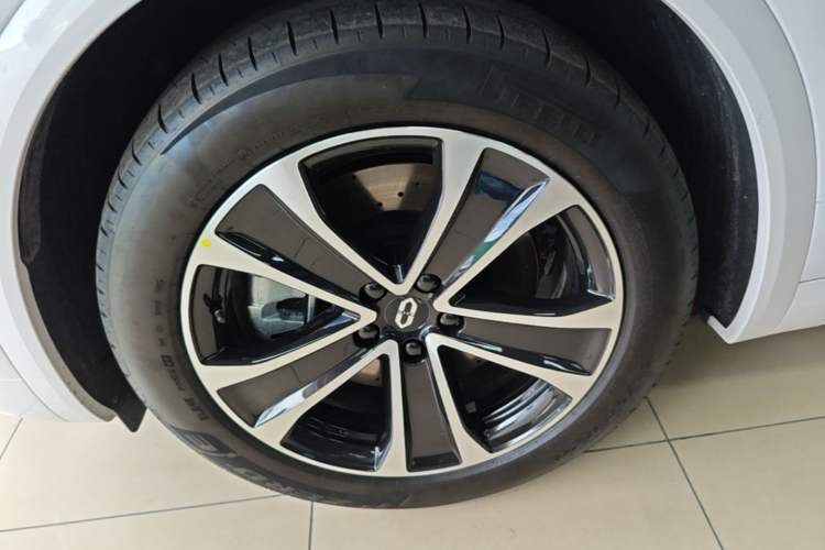Used Hima AITO M7 2026 Model Pure Electric Max Long Range 6-Seater Version Left Front Wheel Hub