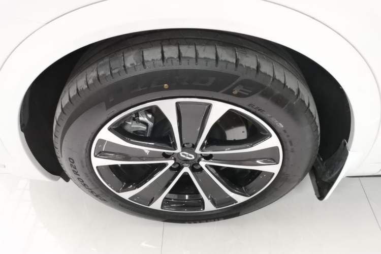 Used Hima AITO M7 2026 Model Range-Extending Pro+ All-Wheel Drive 5-Seater Version Left Front Wheel Hub