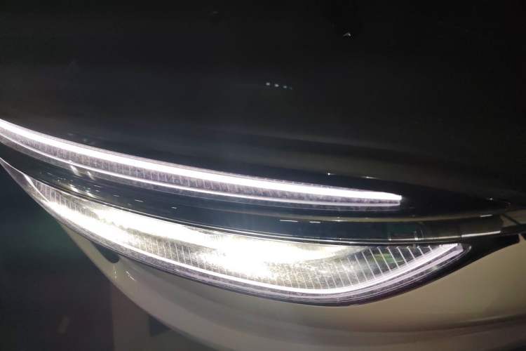 Used Hima AITO M7 2026 Model Range-Extending Ultra All-Wheel Drive 5-Seater Version Right Front Headlight