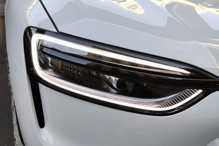 Used Hima AITO M7 2026 Model Range-Extending Max All-Wheel Drive 5-Seater Version Right Front Headlight