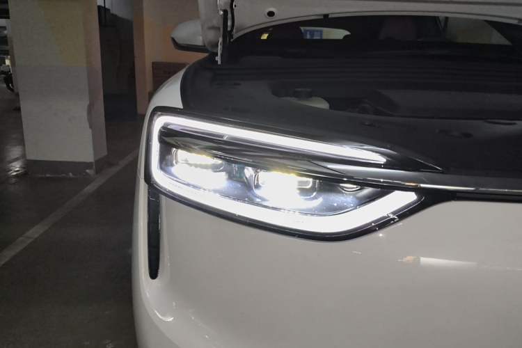 Used Hima AITO M7 2026 Model Range-Extending Ultra All-Wheel Drive 5-Seater Version Right Front Headlight