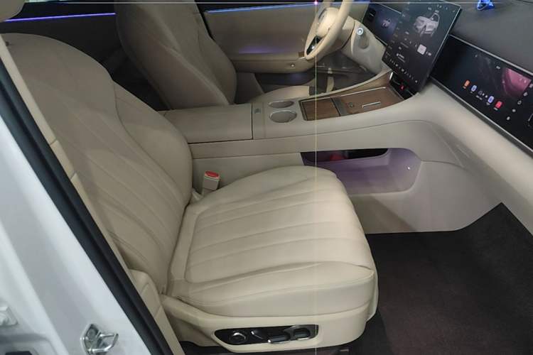 Used Hima AITO M7 2026 Model Range-Extending Ultra All-Wheel Drive 5-Seater Version Right Front Seat