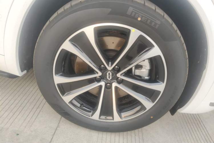 Used Hima AITO M7 2026 Model Range-Extending Pro+ All-Wheel Drive 5-Seater Version Right Front Wheel Hub
