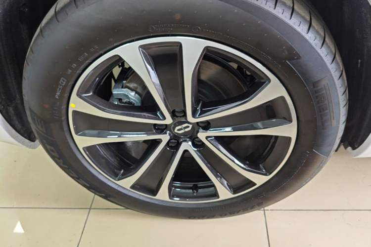 Used Hima AITO M7 2026 Model Pure Electric Max Long Range 6-Seater Version Right Rear Wheel Hub