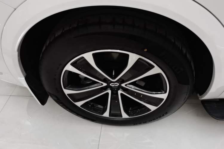 Used Hima AITO M7 2026 Model Range-Extending Pro+ All-Wheel Drive 5-Seater Version Right Rear Wheel Hub