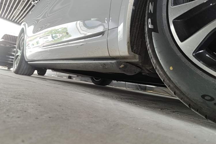 Used Hima AITO M7 2026 Model Range-Extending Ultra All-Wheel Drive 6-Seater Version Right Side Sill