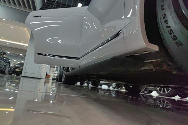 Used Hima AITO M7 2026 Model Range-Extending Ultra All-Wheel Drive 6-Seater Version Right Side Sill