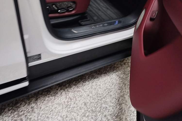 Used Hima AITO M7 2026 Model Range-Extending Ultra All-Wheel Drive 6-Seater Version Right Side Sill