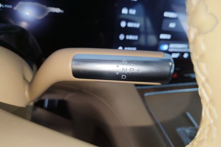 Used Hima AITO M8 2025 Extended-Range Ultra Version 53.4 kWh 6-Seater Edition Gear Lever