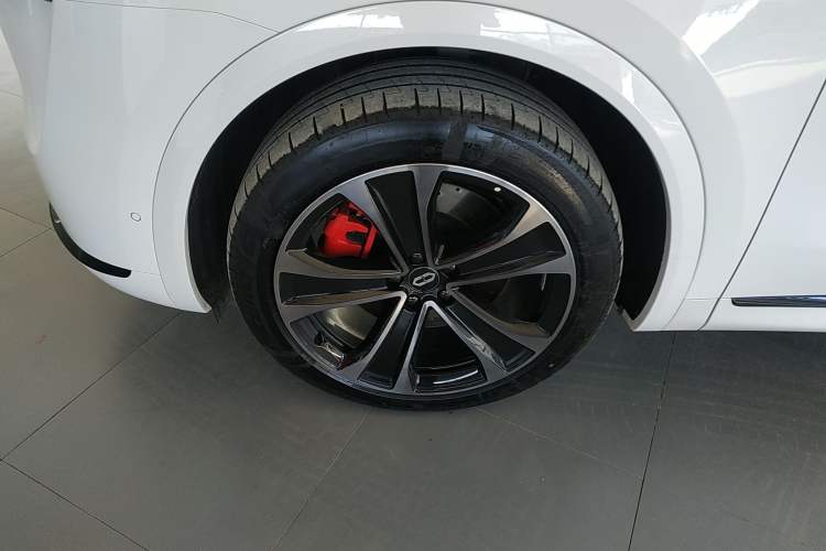 Used Hima AITO M8 2025 Extended-Range Max+ Version 53.4 kWh 5-Seater Edition Exterior 3
