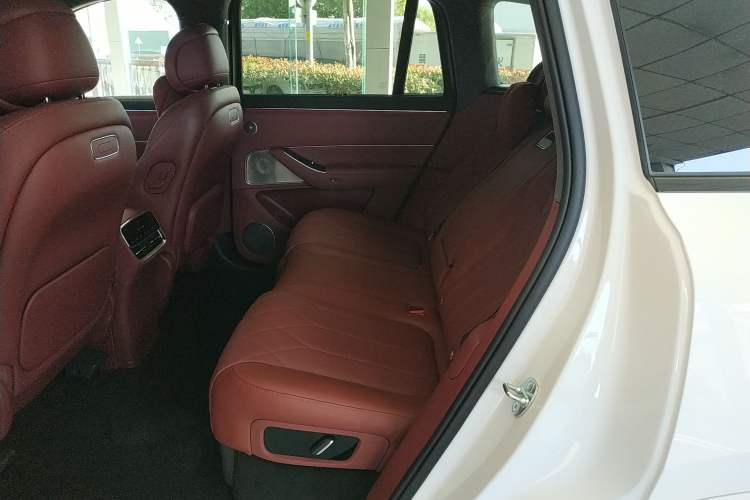 Used Hima AITO M8 2025 Extended-Range Max+ Version 53.4 kWh 5-Seater Edition Interior 4