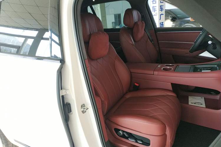 Used Hima AITO M8 2025 Extended-Range Max+ Version 53.4 kWh 5-Seater Edition Right Front Seat