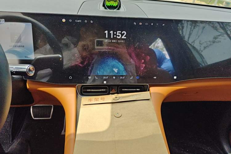 Used Hima AITO M8 2025 Model Range-Extender Max Edition 53.4 kWh, 5-seat version (896-line LiDAR) Audio And AC Panel