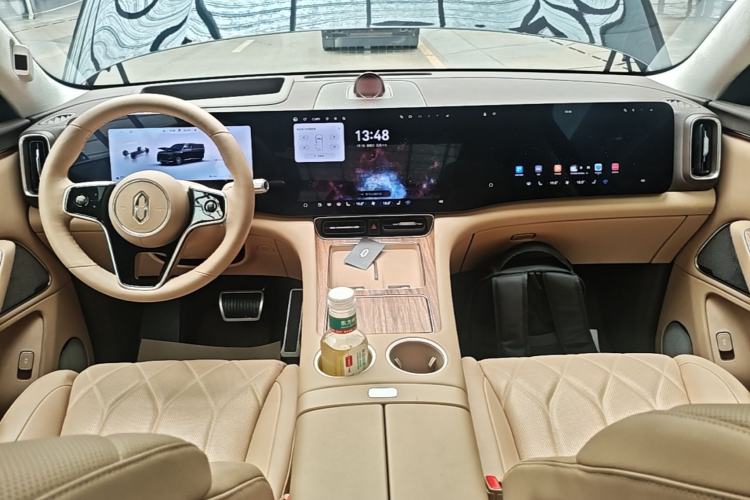 Used Hima AITO M8 2025 Extended-Range Ultra Version 53.4 kWh 6-Seater Edition Center Console