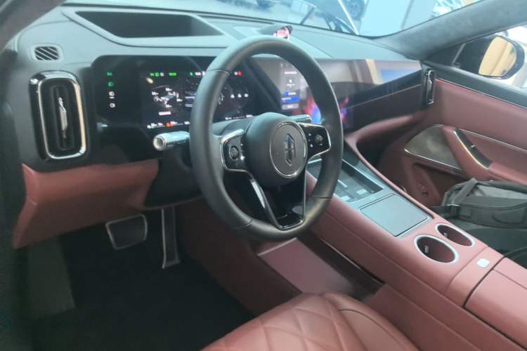 Used Hima AITO M8 2025 Extended-Range Ultra Version 53.4 kWh 5-Seater Edition Center Console
