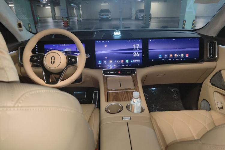 Used Hima AITO M8 2025 Extended-Range Max+ Version 53.4 kWh 6-Seater Edition Center Console