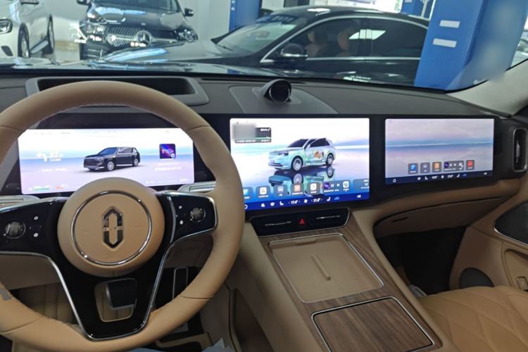 Used Hima AITO M8 2025 Extended-Range Max+ Version 53.4 kWh 6-Seater Edition Center Console