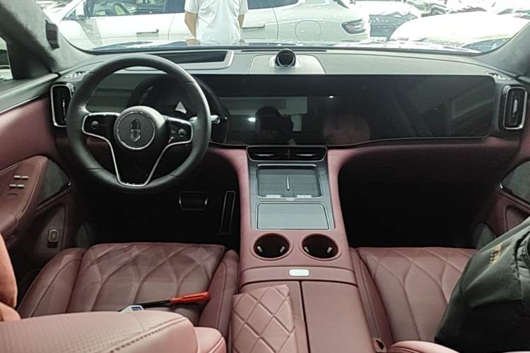 Used Hima AITO M8 2025 Extended-Range Max+ Version 53.4 kWh 5-Seater Edition Center Console